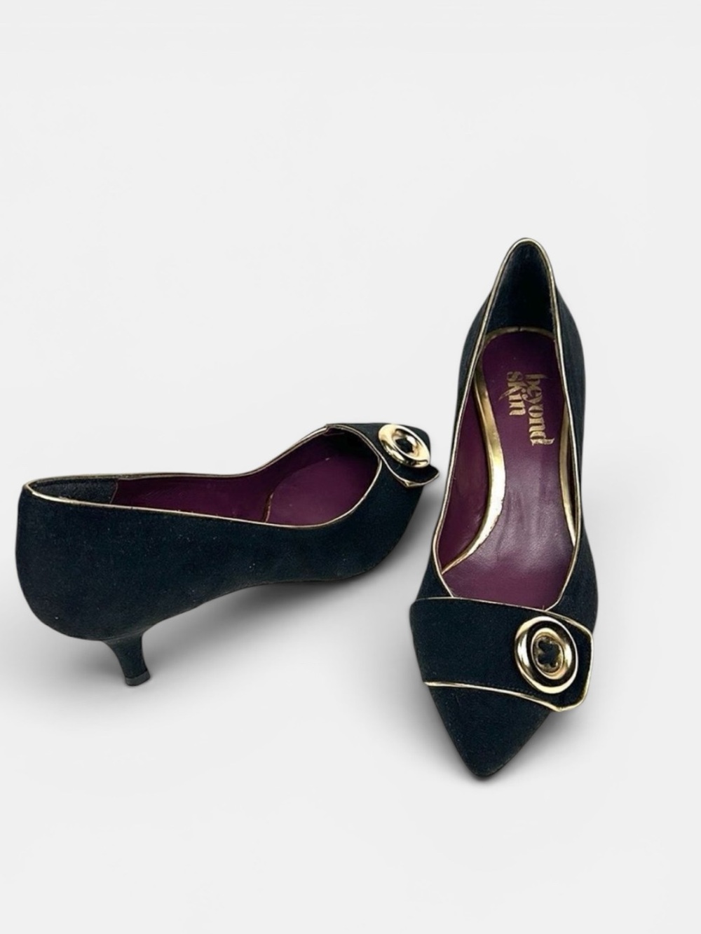 NWOB Beyond Skin Spain Pumps Vegan Black Suede Gold Tone Buttons EUR 36 US 5,5-6